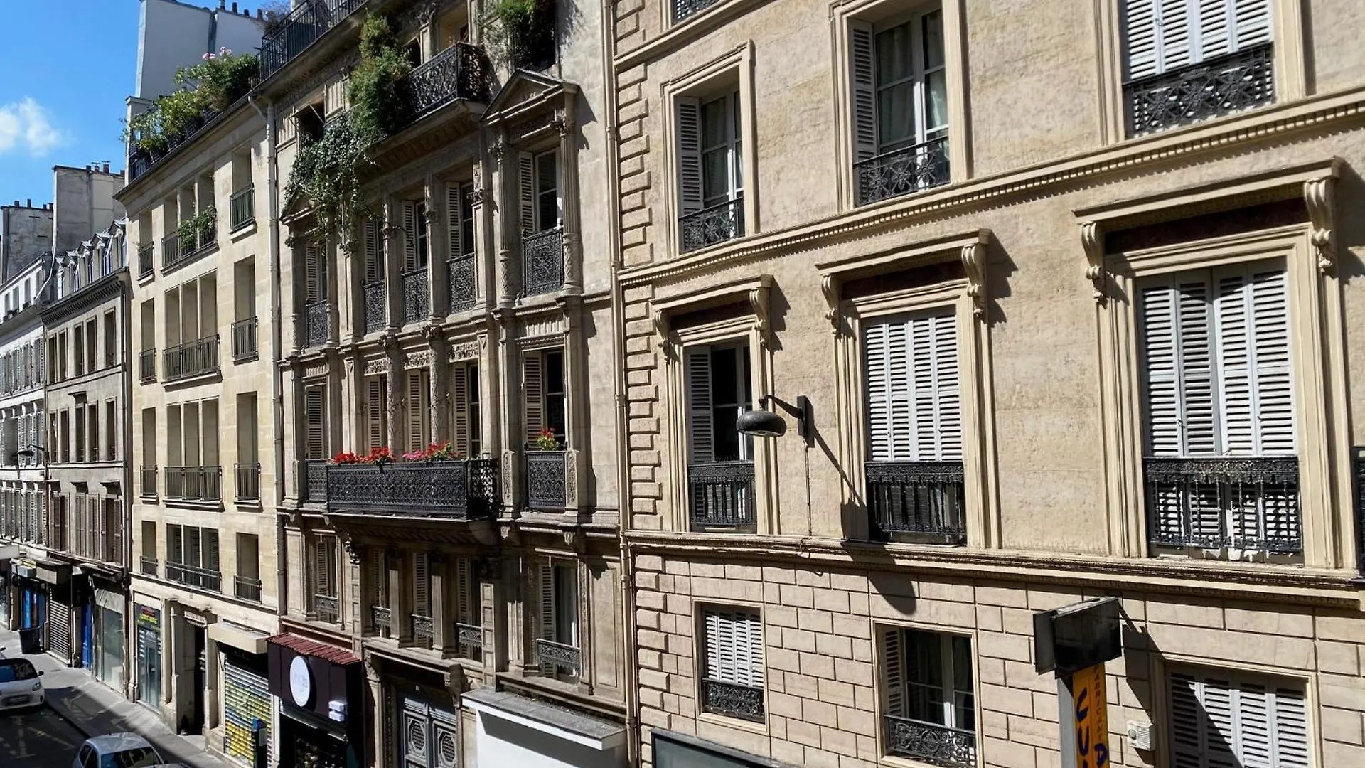 Romantic Near Le Marais Apartment
